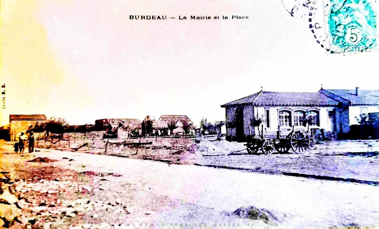 Burdeau - La Place et la Mairie en 1910.jpg